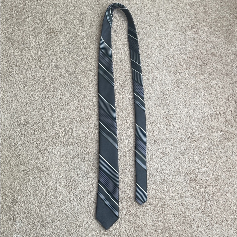 Van Heusen Black and Gray Diagonal Striped Tie